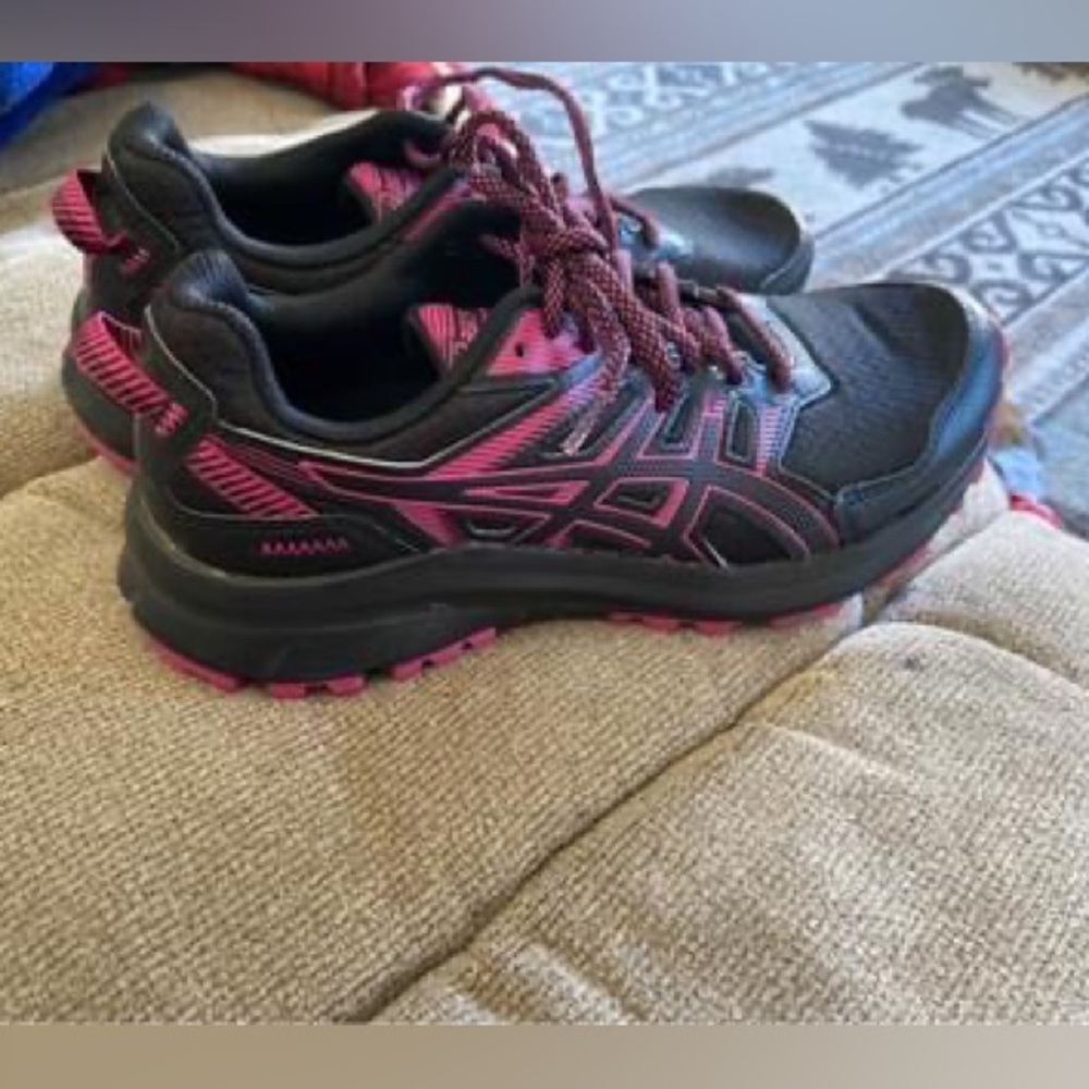 Worn once , briefly. Too tight